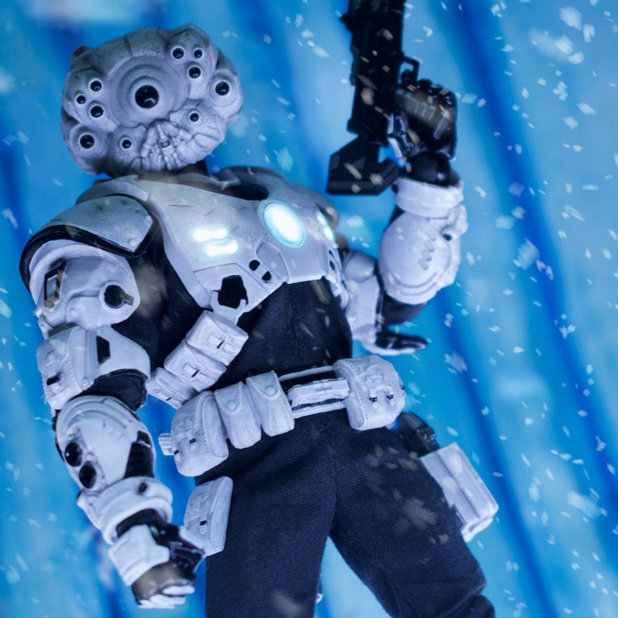 Mezco Toyz ONE:12 Krig The Pale Driver Action Figure Exclusive Premium Statue