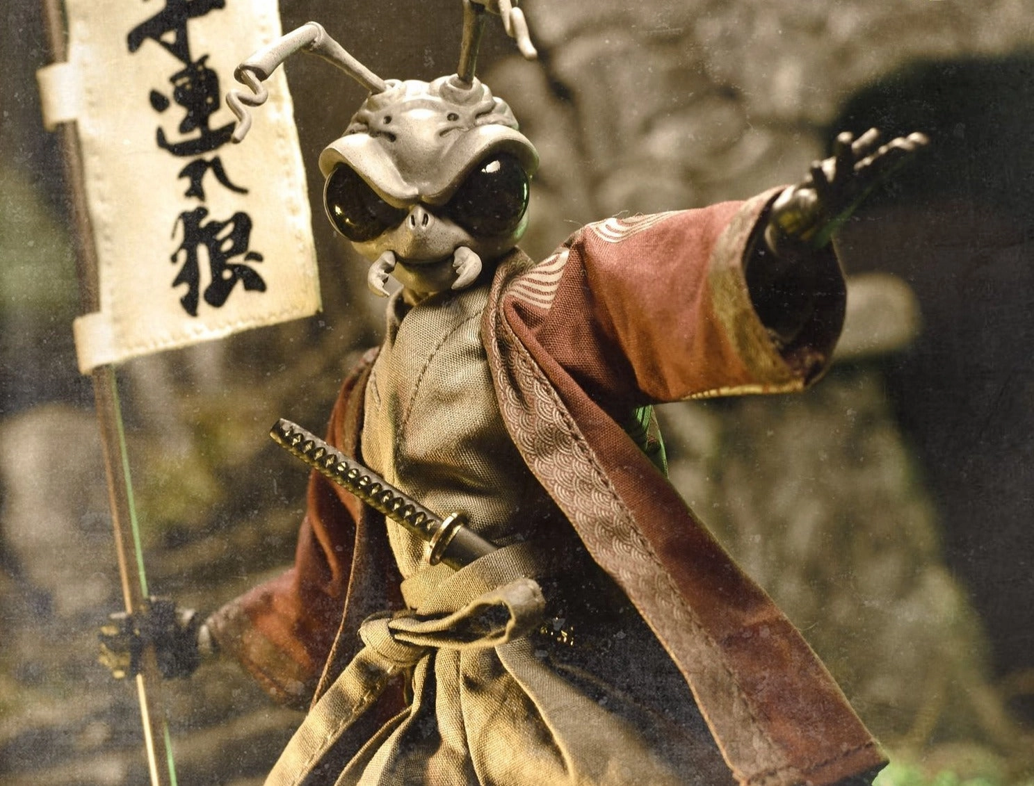 Mezco Toyz ONE:12 Collective: Gomez Lone Roach & Grub Fall Exclusive Action Figure Digital Sculpt Detailed Sculpture