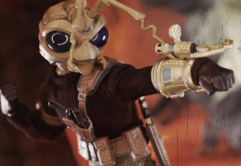 Mezco Toyz ONE:12 Collective: Hazard Squad Gold Commander Gomez: Valley of the Mossquatch Exclusive Action Figure Retro Game Fan Convention