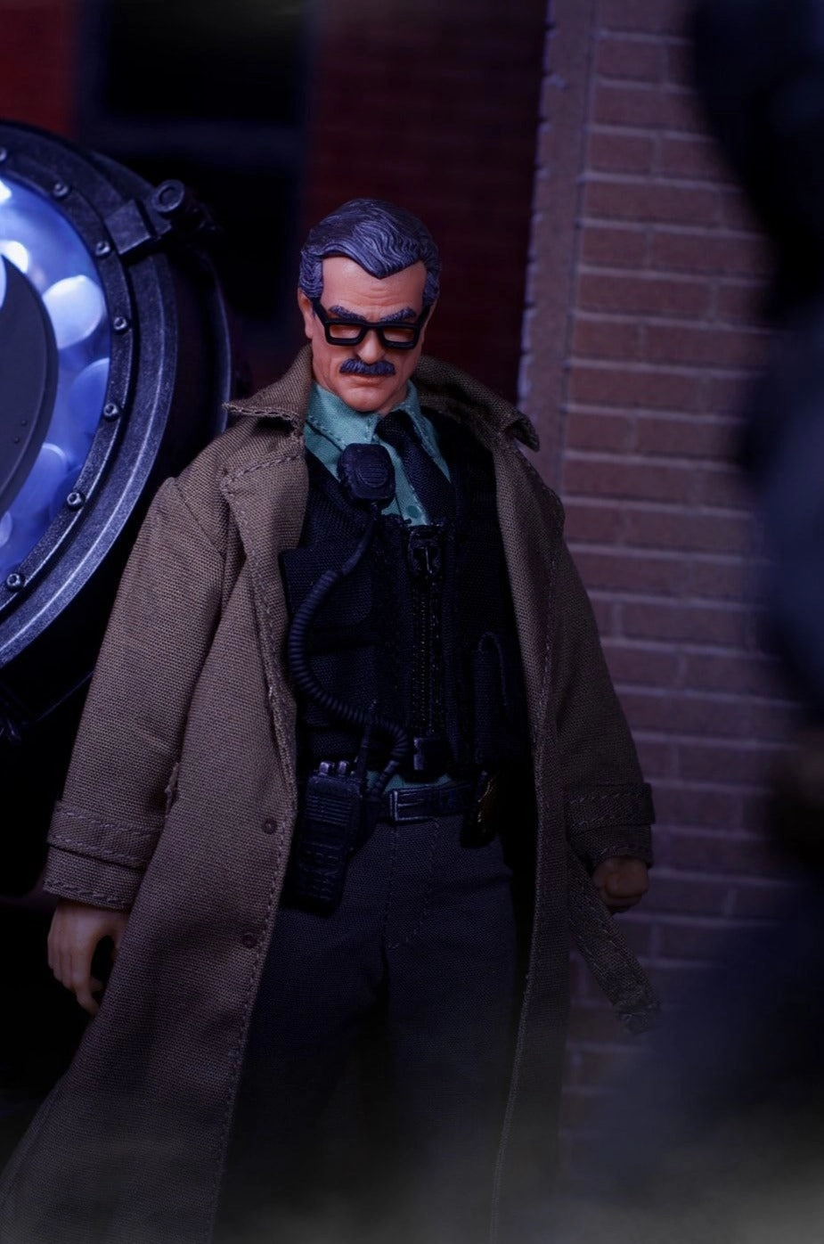 SDCC 2019 Mezco Toyz ONE:12 Commissioner James Gordon and Bat Signal Deluxe Edition Action Figure Articulated Hero